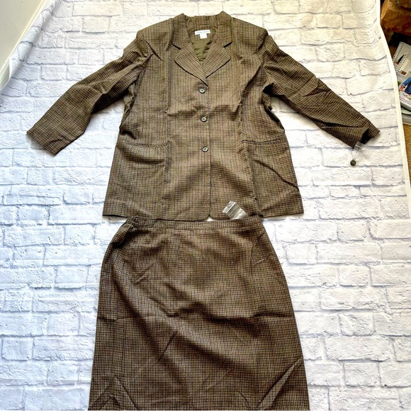 2 Piece Business Skirt Suit - Picture 2 of 3